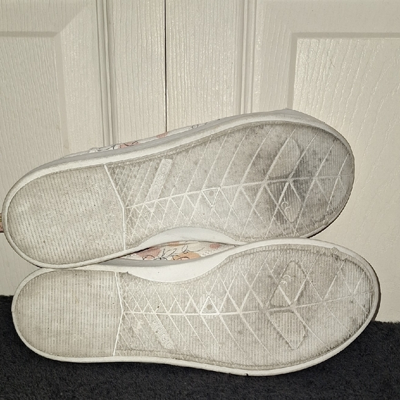 Vionic Beach "Pismo" Slip-On Sneakers - 7 ½ - Floral Peach White Faces Fruit - Picture 8 of 10